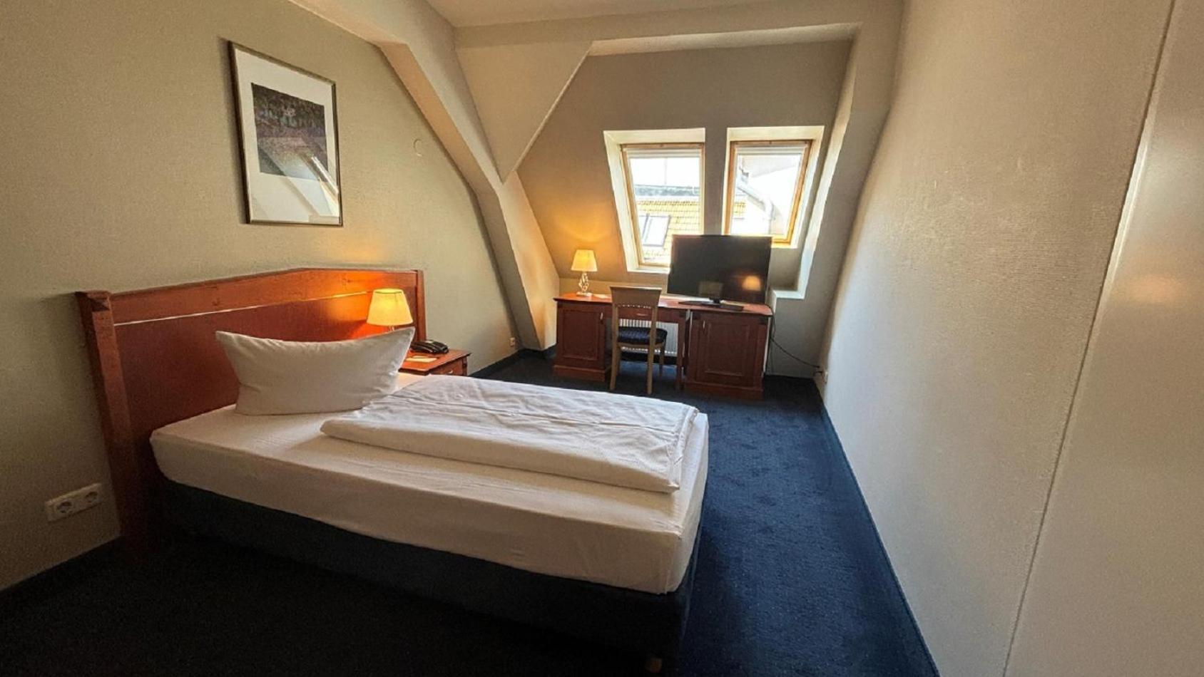 Standard Single Room,1657140964:JPEG